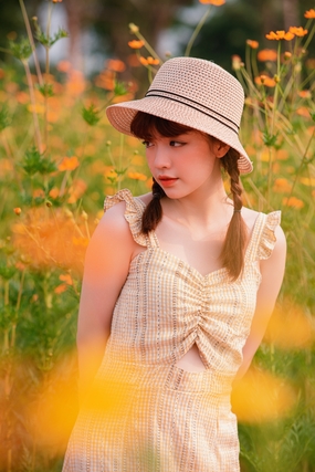 春日花海小清新麻花辫美女写真图片